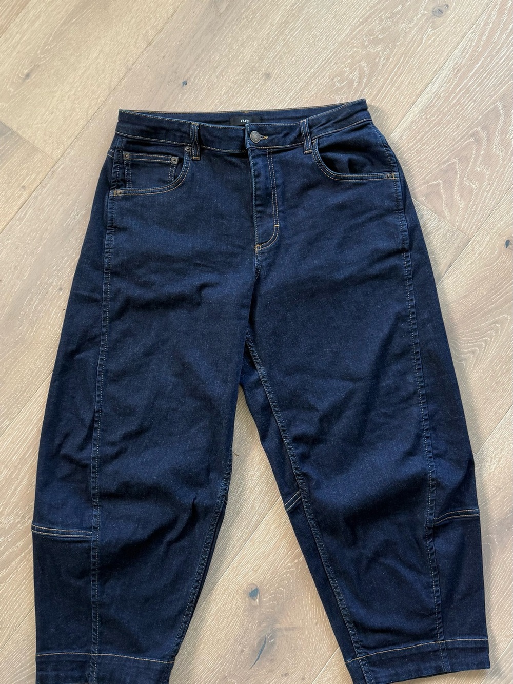 Ruti Ultimate Barrel Jean Nyx Dark Wash Size 8 Petite. Gently used.